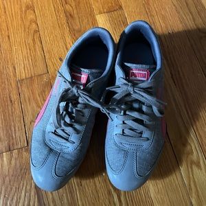 Womens 7.5 Puma sneakers
